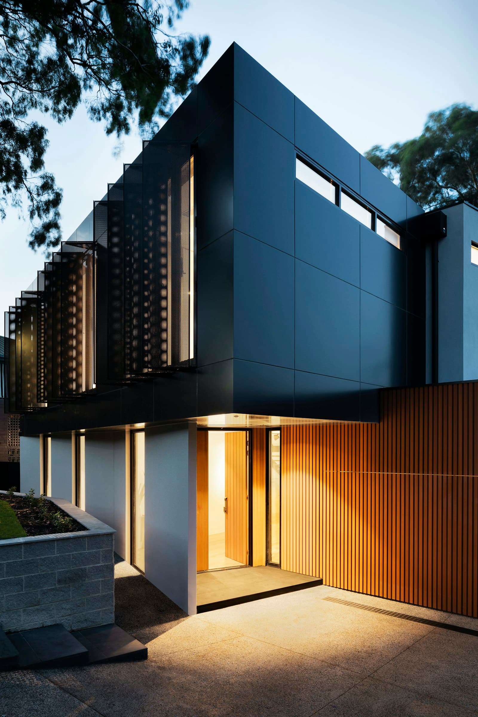 Fachada residencial al atardecer